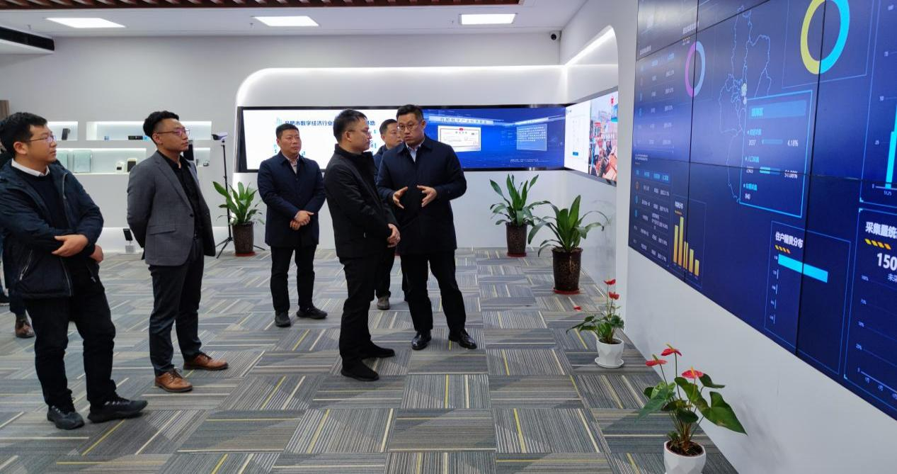 刘智一行首先参观了合肥数投公司,数字交通公司展厅,听取了重点项目